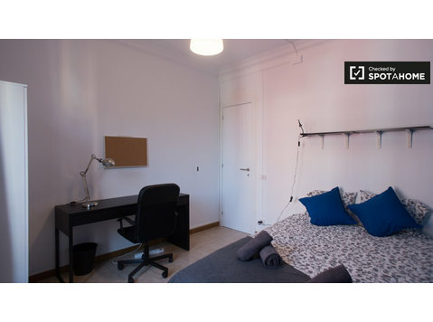 Huge room in 4-bedroom apartment in Poble Sec, Barcelona - Disewakan