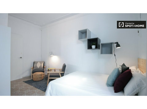 Huge room in 5-bedroom apartment in Gràcia, Barcelona - For Rent