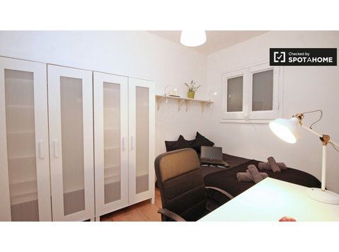 Enorme quarto em apartamento compartilhado em Eixample,… - Aluguel