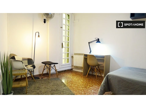 Chambre idéale en appartement partagé par Eixample,… - À louer