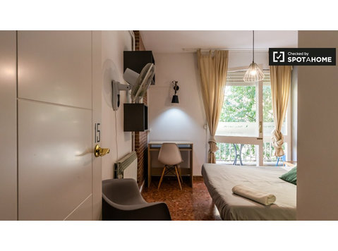 Chambre idéale en appartement partagé par Eixample,… - À louer