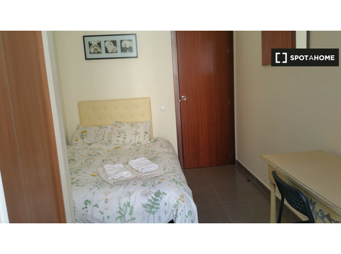 Habitación interior en apartamento de 3 dormitorios en El… - Alquiler