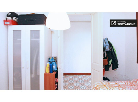 Camera interiore in appartamento con 5 camere da letto a… - In Affitto