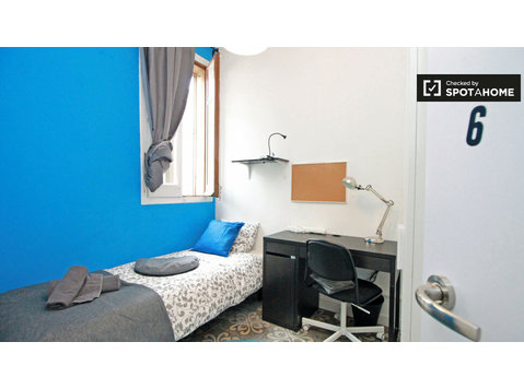 Habitación interior en apartamento de 6 dormitorios en El… - Alquiler