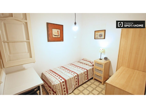 Stanza interna in appartamento condiviso a Eixample,… - In Affitto