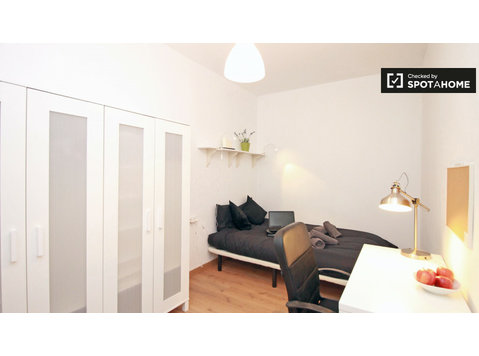 Interior room in shared apartment in Eixample, Barcelona - For Rent