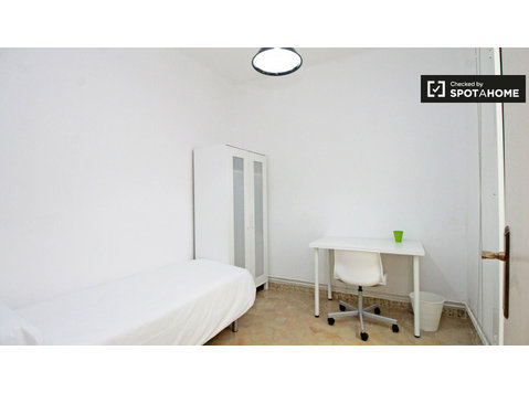 Inviting room, 8-bedroom apartment, Barri Gòtic, Barcelona - For Rent