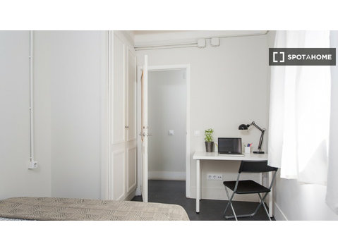 Habitación acogedora en el apartamento de 5 dormitorios… - Alquiler