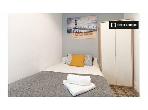 Barselona, ​​Eixample'daki 7 odalı daire davetkar bir oda - Kiralık