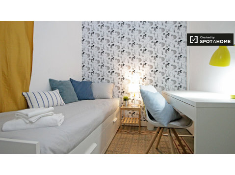Gracia, Barselona'daki 8 odalı daire davetkar bir oda - Kiralık