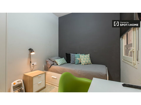 Inviting room in apartment near Sagrada Familia, Barcelona - השכרה