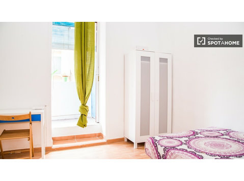 Inviting room in shared apartment in El Raval, Barcelona - K pronájmu