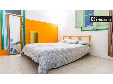 Poblenou, Barselona'da 12 yatak odalı dairede geniş oda - Kiralık