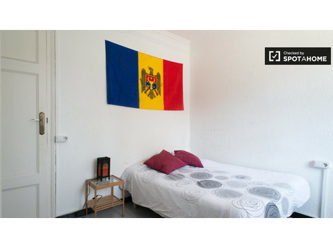 Gran habitación en apartamento de 4 dormitorios en Poble… - Alquiler