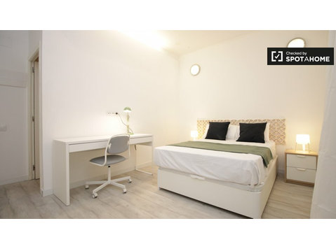 Large room in 6-bedroom apartment in Eixample Dreta - For Rent