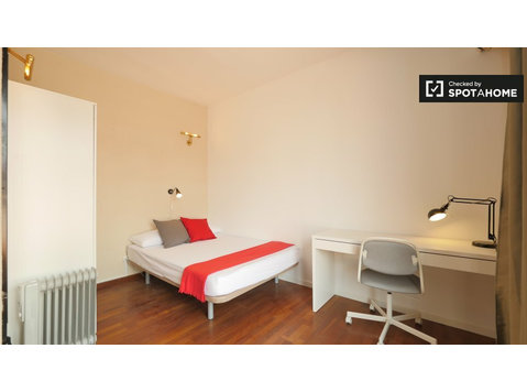 Les Corts, Barselona'da 6 yatak odalı dairede geniş oda - Kiralık
