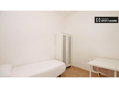 Barri Gòtic, Barselona'da 8 yatak odalı dairede geniş oda - Kiralık