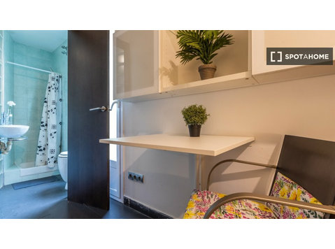 Grande quarto em apartamento compartilhado em Barri Gòtic,… - Aluguel
