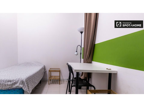 Light room in 12-bedroom apartment in Poblenou, Barcelona - Kiadó