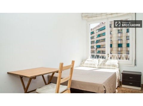 Light room in 3-bedroom apartment in Eixample, Barcelona - For Rent