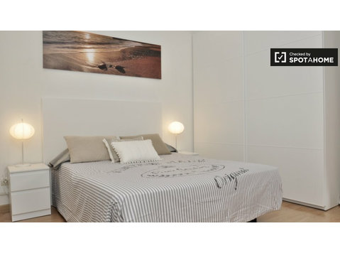 Light room in 4-bedroom apartment in Gracia, Barcelona - For Rent