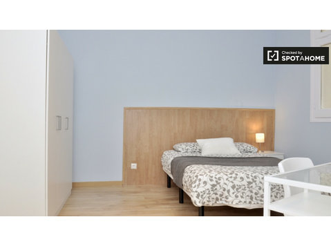 Helles Zimmer in der Wohnung von Eixample, Barcelona - Zu Vermieten