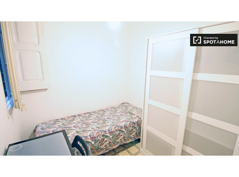 Lekki pokój we wspólnym mieszkaniu w Eixample, Barcelona - Do wynajęcia