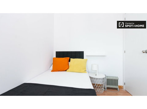 Schönes Zimmer zu vermieten in Navas, Barcelona - Zu Vermieten