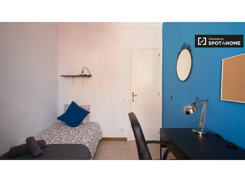 Luminous pokój w 4-pokojowe mieszkanie w Poble Sec,… - Do wynajęcia