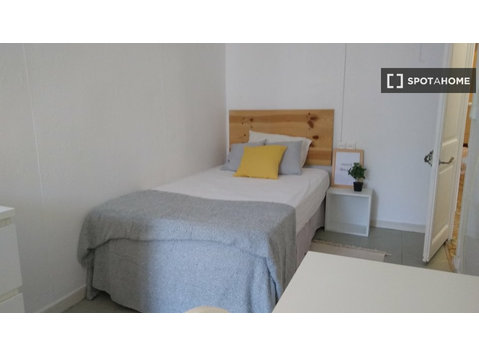 Luminous room in 5-bedroom apartment in Gràcia, Barcelona - For Rent