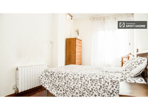 Quarto luminoso em apartamento compartilhado em Sant… - Aluguel