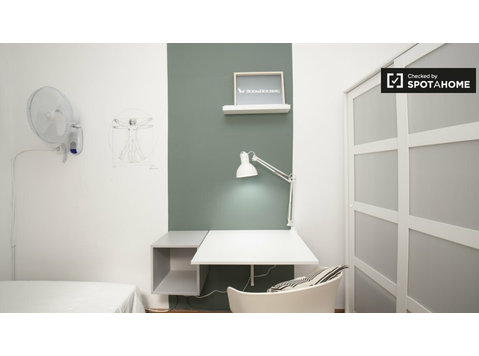 Modern room for rent in 5-bedroom apartment in Gràcia - เพื่อให้เช่า