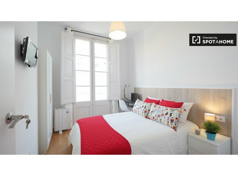 Modern room for rent in 6-bedroom apartment, Eixample Dreta - השכרה