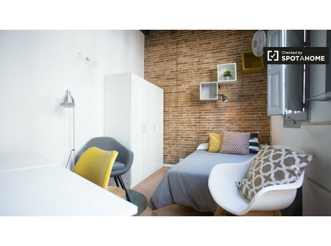 Modern room in 3-bedroom apartment in Gràcia, Barcelona - For Rent