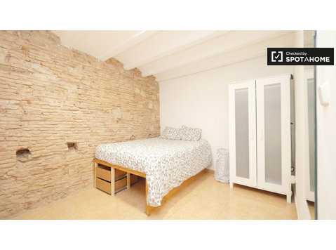 El Raval, Barcelona'da 5 yatak odalı dairede modern oda - Kiralık