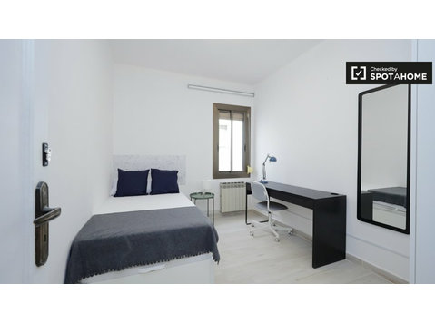 Quarto moderno em apartamento de 7 quartos, Horta-Guinardó… - Aluguel