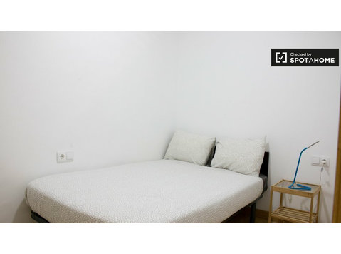 El Raval, Barselona'da 3 yatak odalı dairede temiz oda - Kiralık