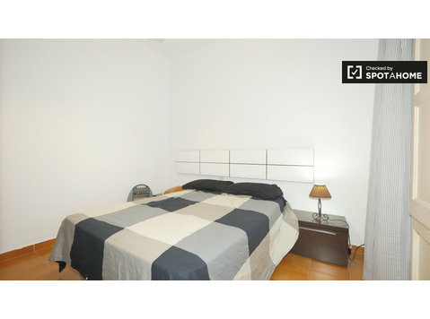 Nice room for rent in cozy 3-bedroom apartment in Barcelona - برای اجاره