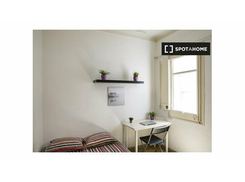 Nice room in 5-bedroom apartment in Gracia, Barcelona - For Rent