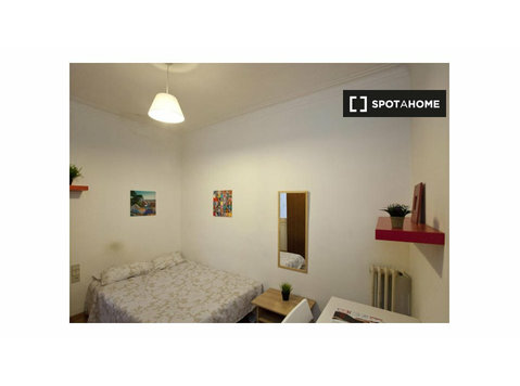 Belle chambre dans un appartement de 5 chambres à Gracia,… - À louer