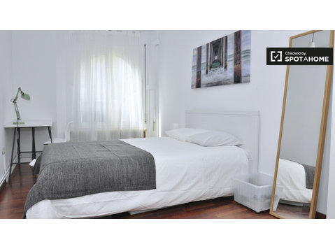Schönes Zimmer in der Wohnung, Sarrià-Sant Gervasi,… - Zu Vermieten