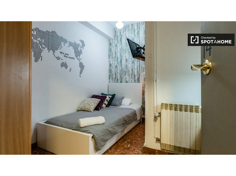 Nice room in shared apartment by Eixample, Barcelona - Под наем