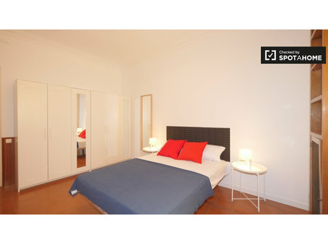 Nice room to rent in 7-bed apartment in Eixample Esquerra - เพื่อให้เช่า
