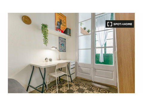 Private room in 7-bedroom apartment in Eixample, Barcelona - Под Кирија