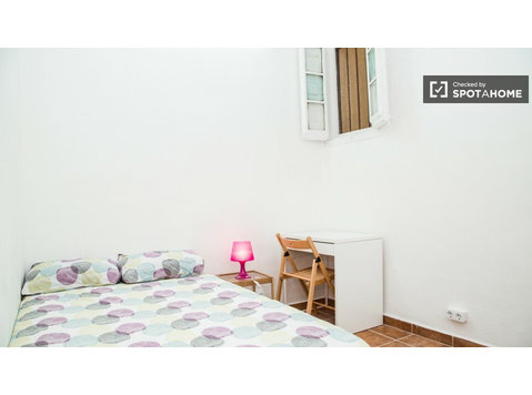 Tranquila habitación en piso de 3 habitaciones en El Raval,… - Alquiler