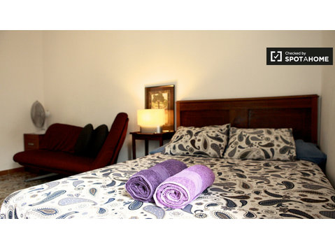 Relaxing room in shared apartment in Barri Gòtic, Barcelona - เพื่อให้เช่า