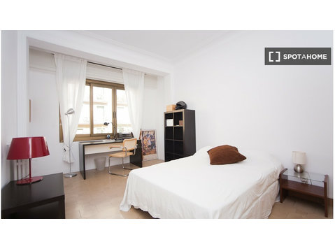 Rent a room in 6-bedroom apartment in Eixample, Barcelona - For Rent