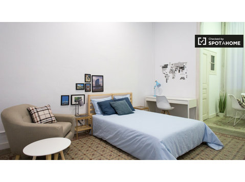 Alquilar una habitación en un apartamento de 8 dormitorios… - Alquiler