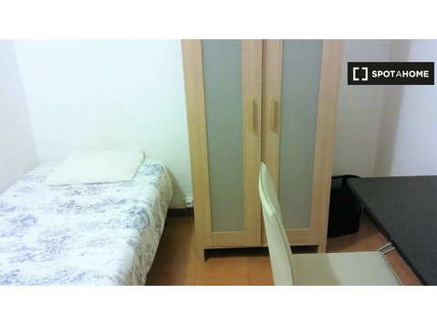 Pokój do wynajęcia, 10-pokojowe mieszkanie w Les Corts,… - Do wynajęcia