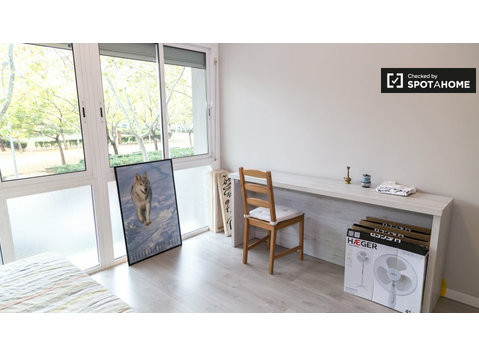 Room for rent, 2-bedroom apartment, Sant Martí - Аренда